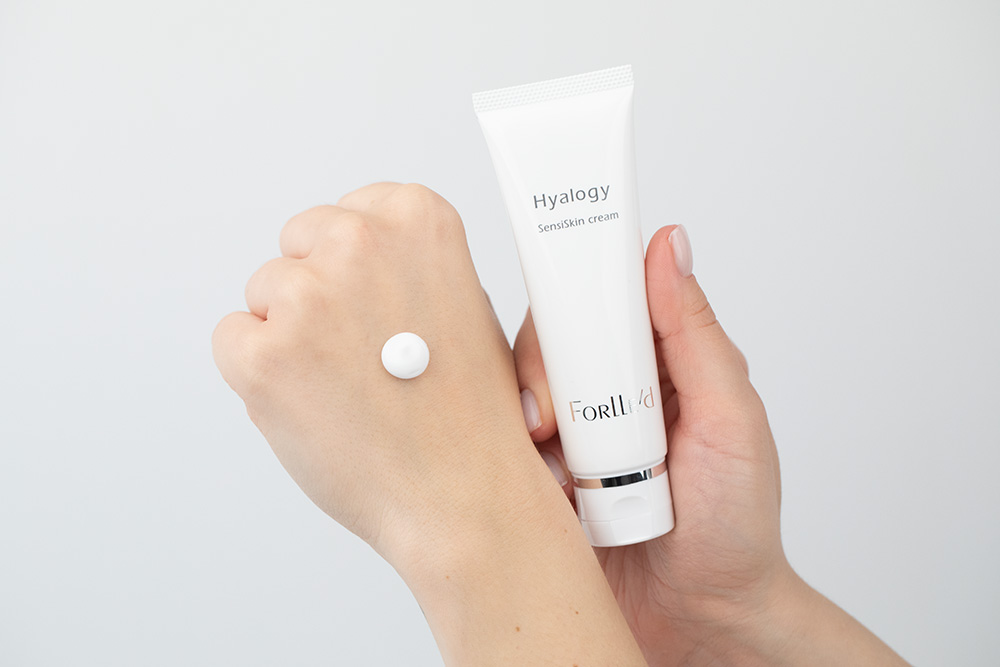 Forlled Hyalogy SensiSkin Cream + Cosmetic Headband ZESTAW Kojący krem z wodą termalną Izumo Yumura 50 g + Opaska kosmetyczna 1 szt