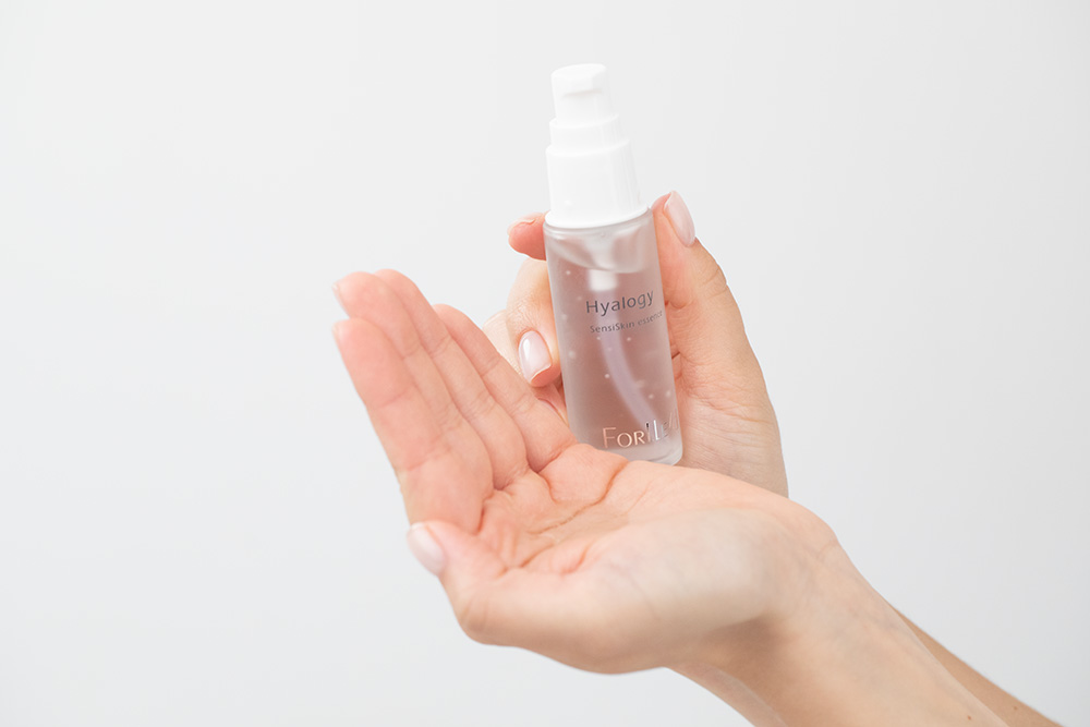 Forlled Hyalogy SensiSkin Essence + Cosmetic Headband ZESTAW Kojące serum łagodzące podrażnienia 30 ml + Opaska kosmetyczna 1 szt