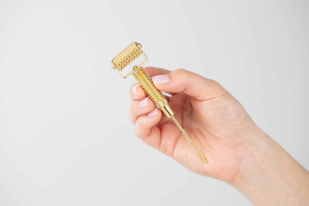 Easy Livin Bestseller Beauty Set ZESTAW Płatki po oczy 2 szt + Mydełko do stylizacji brwi 24 g + Roller z miedzi 1 szt + Kosmetyczka 1 szt