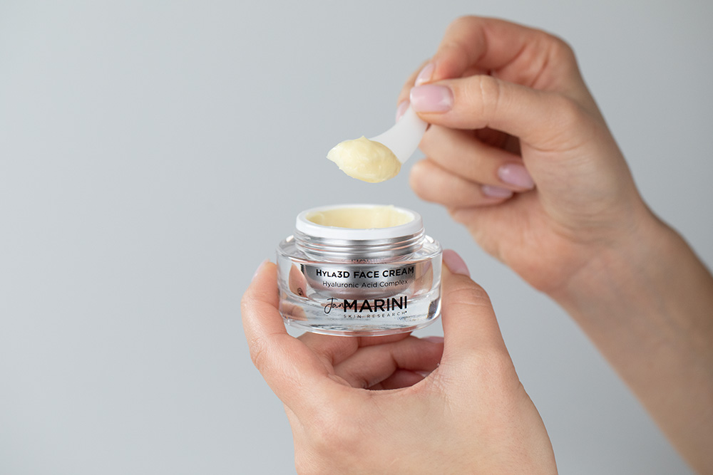 Jan Marini Nawilżenie i Odżywienie ZESTAW Nawilżający krem do twarzy z kwasem hialuronowym 28 g + Głęboko nawilżająca maska do twarzy 30 ml + Kosmetyczka Topestetic 1 szt