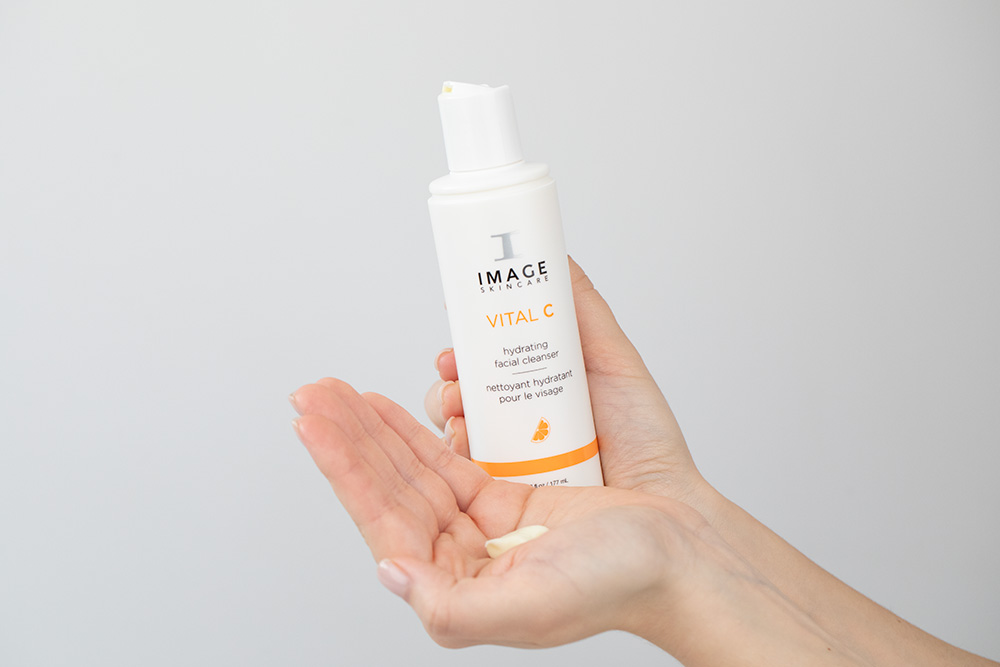 Image Skincare Vital C Serum + Vital C Cleanser ZESTAW Nawilżający i wygładzający lekki krem z 15% wit. C, 50 ml + Preparat oczyszczający z 12% wit. C, 177 ml + Kosmetyczka