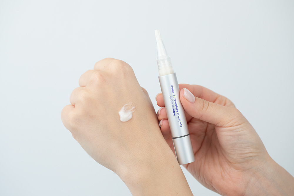 Intraceuticals Brightening Intelligence ZESTAW Zmywacz 50 ml + Serum 30 ml + Żel nawadniający 40 ml + Krem 40 ml + Booster 15 ml + Różdżka 4 ml + Gua sha 1 szt