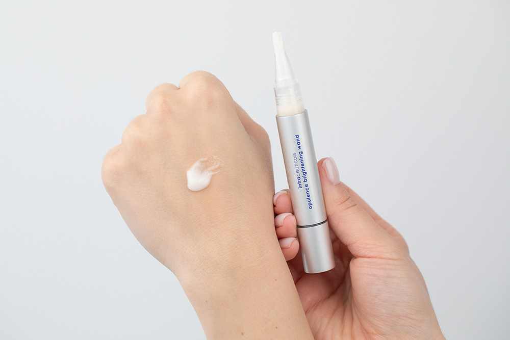 Intraceuticals Brightening Intelligence ZESTAW Zmywacz 50 ml + Serum 30 ml + Żel nawadniający 40 ml + Krem 40 ml + Booster 15 ml + Różdżka 4 ml + Gua sha 1 szt