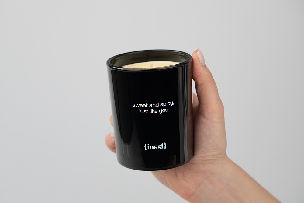 Iossi Sweet and Spicy, Just Like You Świeca sojowa - pomarańcza, paczula, cedr 240 ml