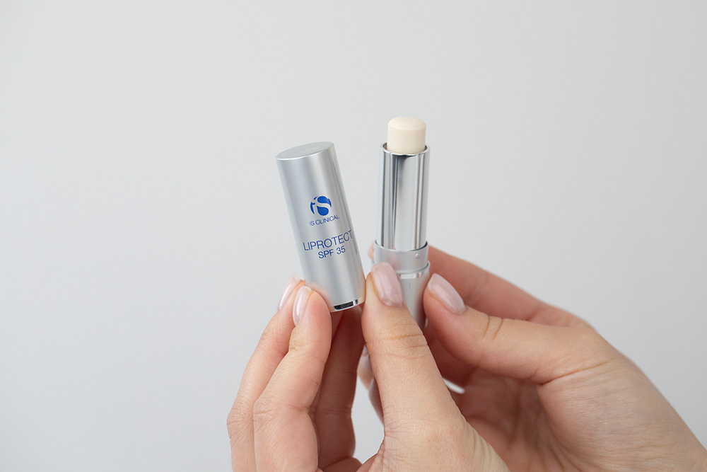 iS Clinical Extreme Protect + Liprotect ZESTAW Nawilżający krem z ochroną przeciwsłoneczną SPF 40 (kolor bezbarwny) 100 g + Nawilżenie i ochrona ust SPF 35, 5 g