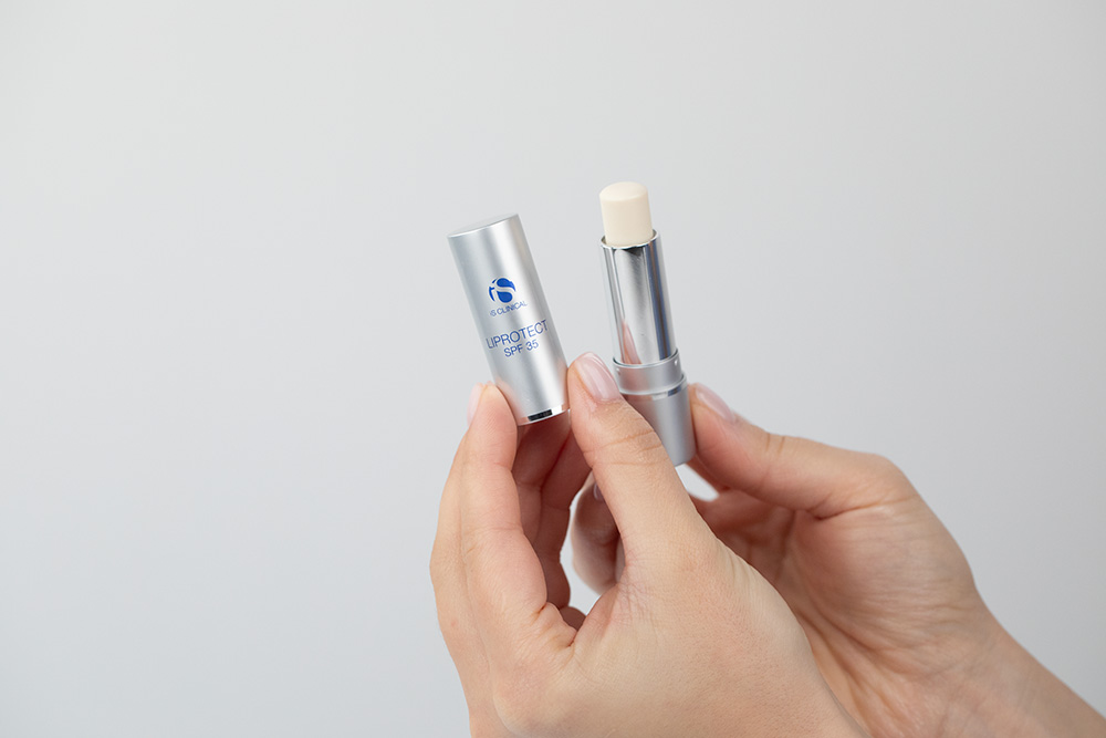 iS Clinical Youth Lip Elixir Eliksir do ust o działaniu nawilżającym i wygładzającym 3,5 g