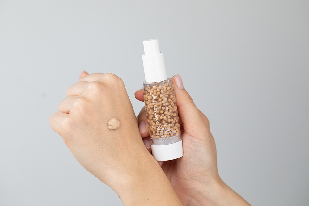 Jane Iredale Just Kissed - Lip and Cheek Stain + HydroPure Tinted Serum + Roller Topestetic ZESTAW Pomadka (kolor Forever Peach) 3 g + Minerały w płynie (kolor Light 2) 30 ml + Roller jadeit 1 szt