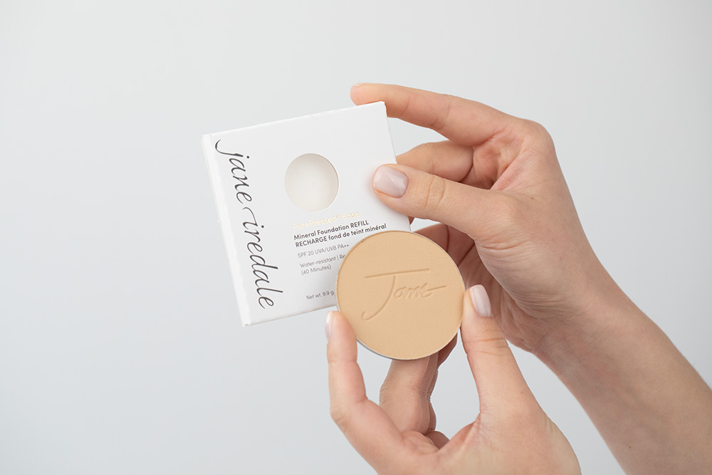 Jane Iredale PurePressed Base Mineral Foundation SPF 20 Refill + Lip Drink SPF 15 ZESTAW Puder prasowany (kolor Golden Glow) wkład 9,9 g + Balsam do ust 4 g (kolor Flirt) + Kosmetyczka 1 szt