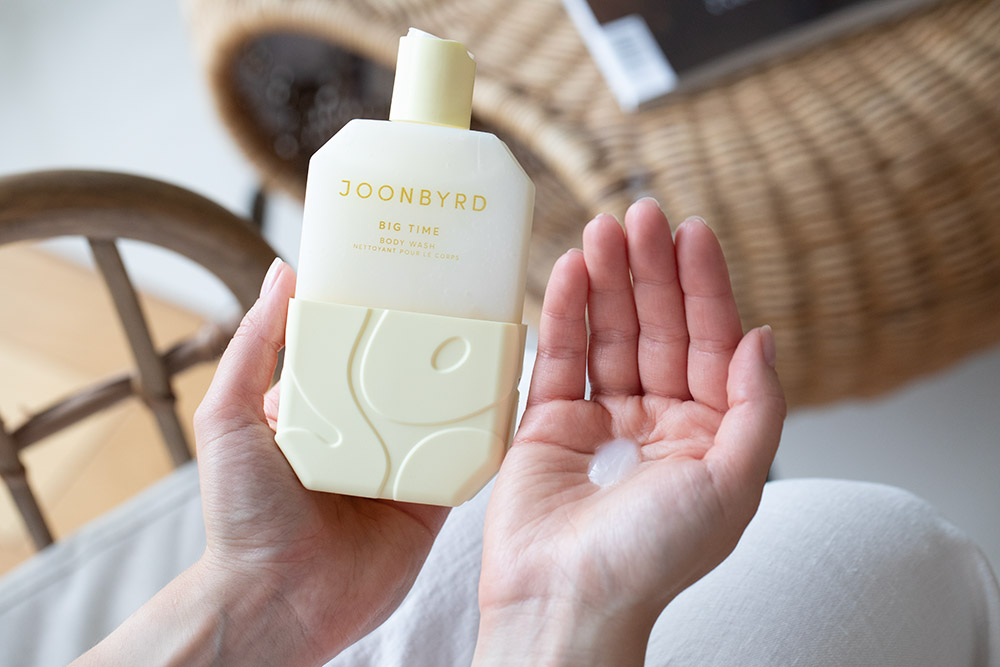 Joonbyrd Big Time Body Wash Energetyzujący żel pod prysznic o nutach zapachowych piżma, brzoskwinii, banana, kakao i fasoli tonka 350 ml