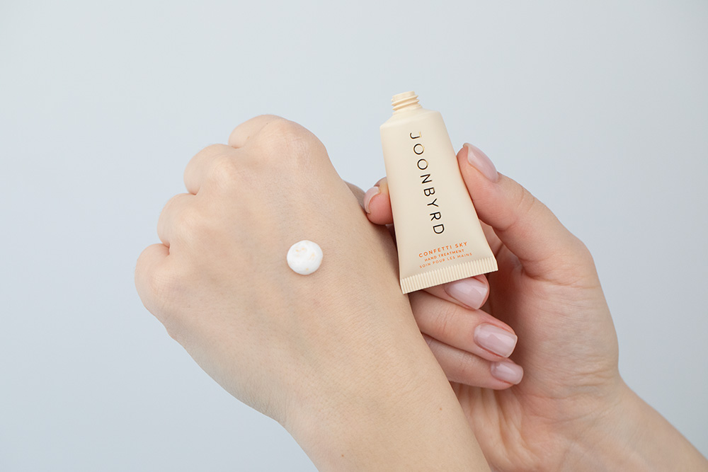 Joonbyrd Confetti Sky Hand Treatment Intensywny krem do rąk o nutach zapachowych drzewa sandałowego, czekolady, kokosa, róży i anyżu 25 ml