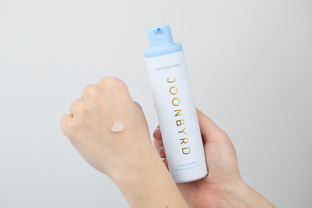 Joonbyrd Daydreamer Body Serum Ujędrniające serum do ciała o nutach zapachowych piżma, bursztynu, drzewa gwajakowego, jaśminu i karmelu 100 ml