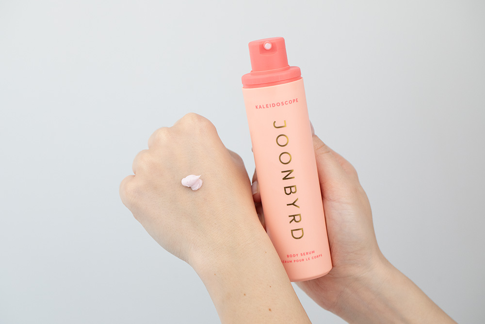 Joonbyrd Kaleidoscope Body Serum Wygładzające serum do ciała o nutach zapachowych drzewa sandałowego, wanilii, jaśminu, peonii i wiśni 100 ml