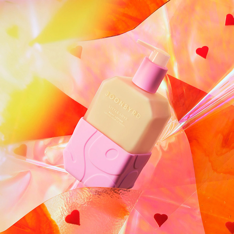 Joonbyrd Little Love Body Lotion Balsam do ciała o nutach zapachowych wanilii, syropu klonowego, karmelu i kawy 300 ml