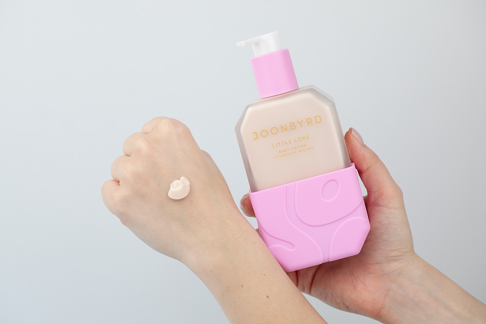 Joonbyrd Little Love Body Lotion Balsam do ciała o nutach zapachowych wanilii, syropu klonowego, karmelu i kawy 300 ml