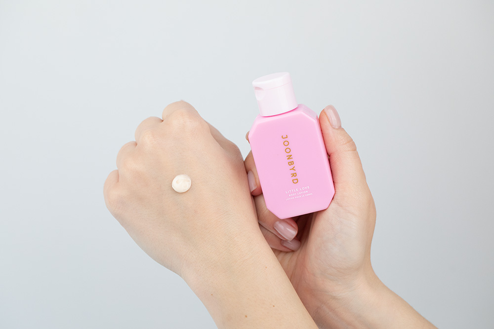 Joonbyrd Little Love Body Lotion Balsam do ciała o nutach zapachowych wanilii, syropu klonowego, karmelu i kawy 50ml