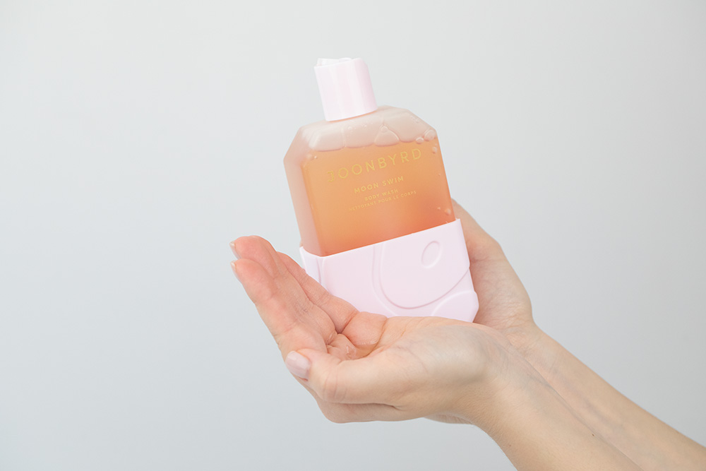 Joonbyrd Moon Swim Body Wash Żel pod prysznic o nutach zapachowych wanilii, syropu klonowego, karmelu i kawy 350 ml