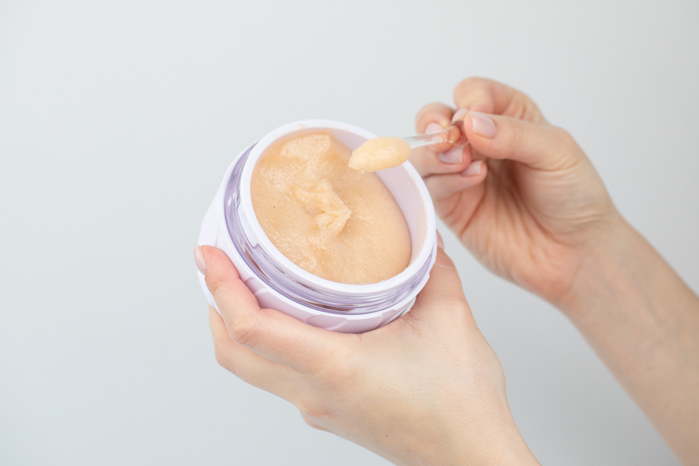 Joonbyrd Violet Haze Body Scrub Peeling do ciała o nutach zapachowych wanilii, piżma, białej lilii, kremowej czekolady i kardamonu 200 ml