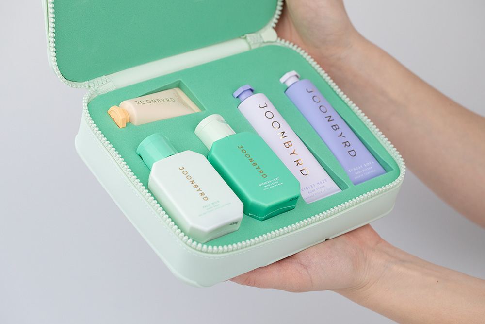 Joonbyrd We Belong Together Essentials Kit ZESTAW Mydło do rąk 50 ml + Balsam do rąk 50ml + Peeling do ciała 30 ml + Masło do ciała 30 ml + Kuracja do dłoni 10 ml