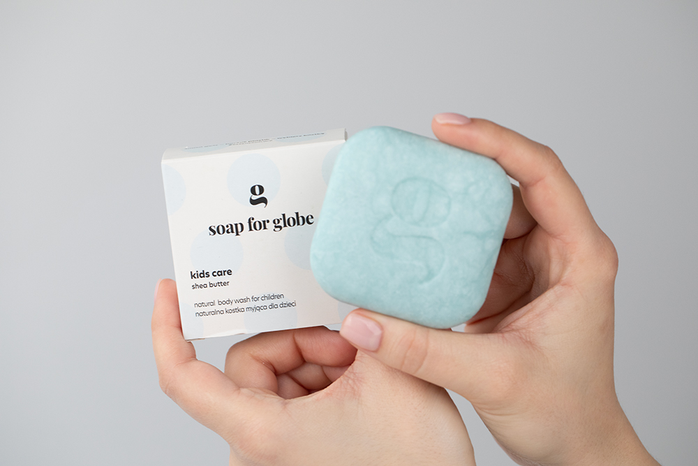 Soap For Globe Zestaw Rodzinny ZESTAW Kostka myjąca do skóry suchej 1 szt. + Kostka myjąca do każdego typu skóry 1 szt. + Kostka myjąca dla dzieci 1 szt. + Super delikatna