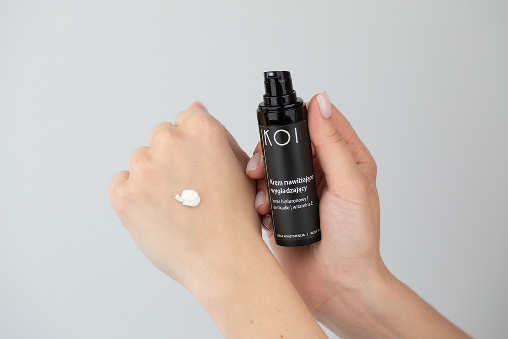 Koi Krem Nawilżająco-Wygładzający + Płyn Micelarny ZESTAW Kwas hialuronowy, awokado, witamina E 30 ml + Algi, aloes, arnika 100 ml + Kosmetyczka