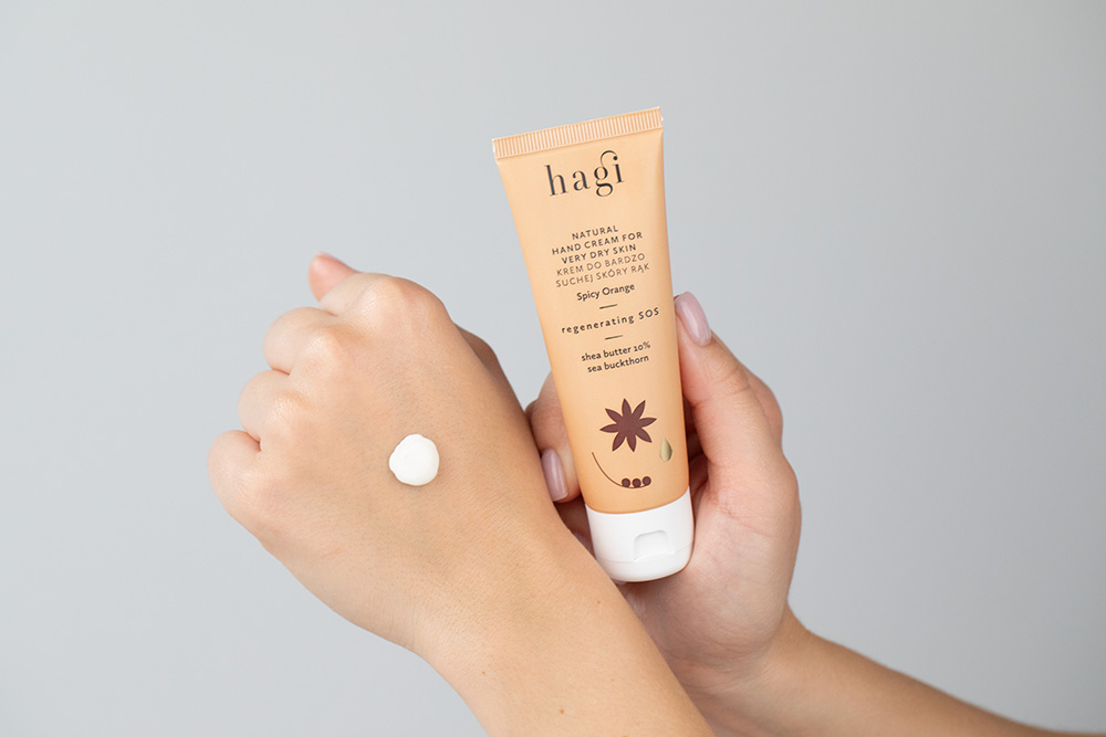 Hagi Korzenna Pomarańcza Box  ZESTAW Jogurt odżywczy 200 ml + Żel pod prysznic 300 ml + Samoopalająca mgiełka 100 ml + Krem do rąk 50 ml