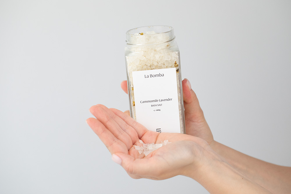 La Bomba Camomile Lavender + Body Scrub Cubes No. 04 + Body Brush ZESTAW Sól - lawenda 580 g + Kostki peelingujące 6 x 40 g + Szczotka do masażu 1 szt.