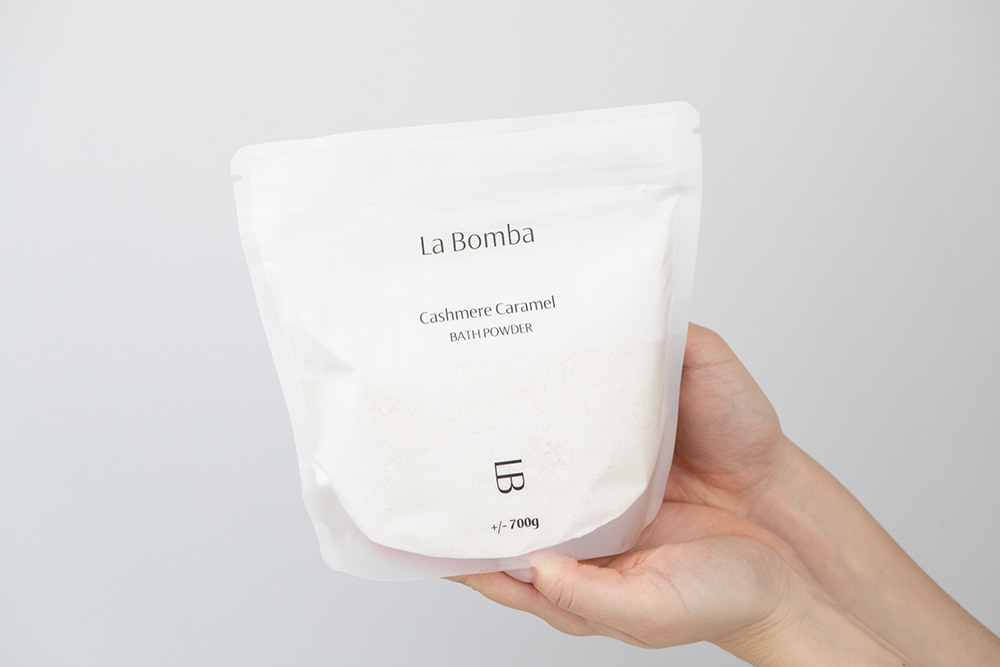 La Bomba Puder Cashmere Caramel Puder do kąpieli o zapachu zmysłowego kaszmiru i ciepłego karmelu 700 g