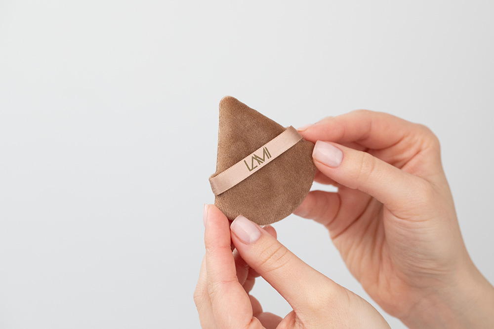 Lami Cosmetics Puszek do pudru Trójkątny welurowy puszek do pudru 1 szt