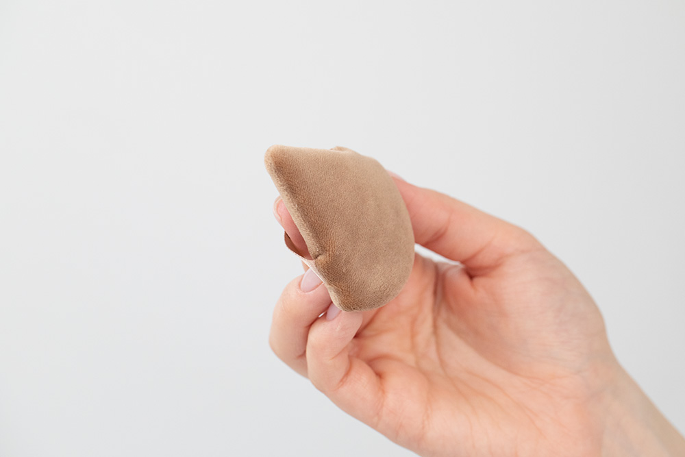 Lami Cosmetics Puszek do pudru Trójkątny welurowy puszek do pudru 1 szt