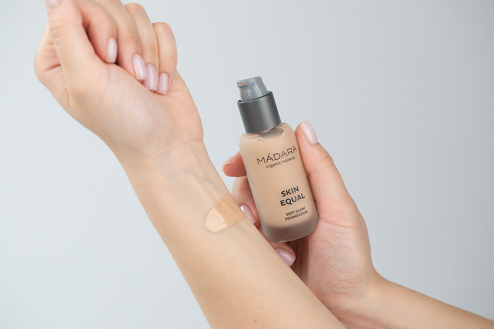 Madara Sztyft ochronny SPF 50 + Skin Equal Soft Glow ZESTAW Mineralny sztyft przeciwsłoneczny SPF 50 12 g + Podkład rozświetlający (kolor 40 Sand) 30 ml + Kosmetyczka 1 szt