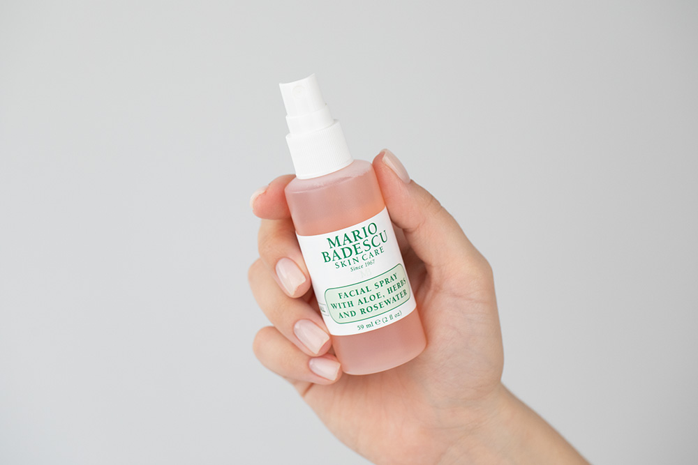 Mario Badescu Facial Spray With Aloe, Herbs And Rosewater Rewitalizująca mgiełka do twarzy z aloesem, ziołami i wodą różaną 59 ml