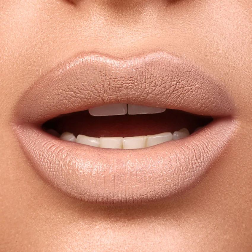 Lami Cosmetics Nude Master Make Up Set ZESTAW Pomadka - Nude Master (01) 5 g + Gąbka do makijażu 1 szt. + Puszek do pudru 1 szt.