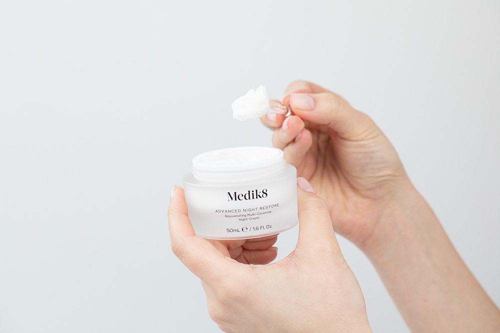 Medik8 Firm Favourites ZESTAW Wzmocnione serum z kwasem hialuronowym 30 ml + Odbudowujący krem naprawczy na noc 50 ml