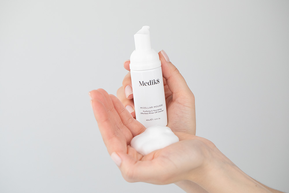 Medik8 6TR Travel Set ZESTAW Mus oczyszczający 40 ml + Serum Retinol 6TR 0,6% 4 ml + Krem nawilżający SPF30, 15 ml + Kosmetyczka 1 szt