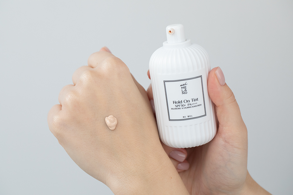 MedMelano Hold On Tint! Balancing and Calming Sunscreen SPF 50+ PA ++++ Krem fotoprotekcyjny dla skóry z niedoskonałościami 50 ml