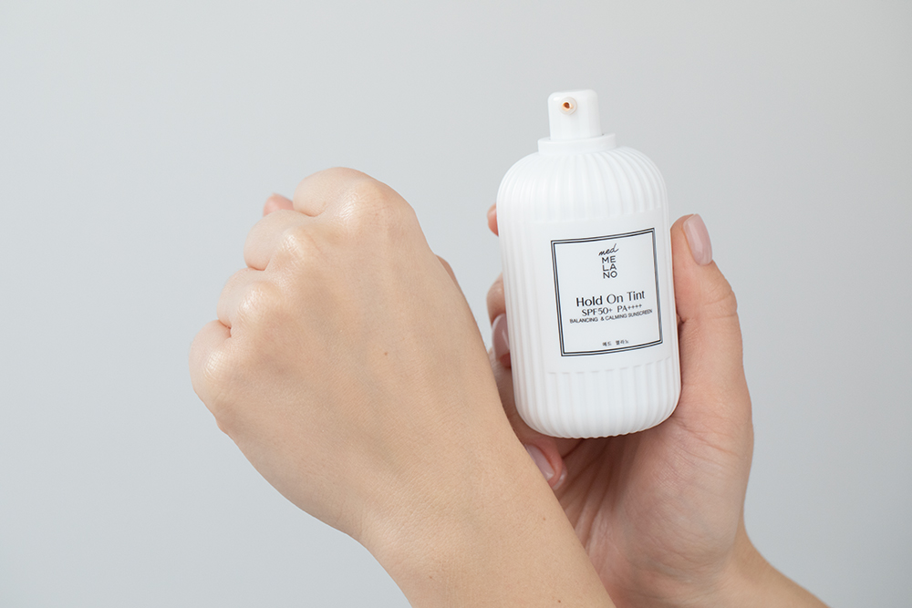 MedMelano Hold On Tint! Balancing and Calming Sunscreen SPF 50+ PA ++++ Krem fotoprotekcyjny dla skóry z niedoskonałościami 50 ml
