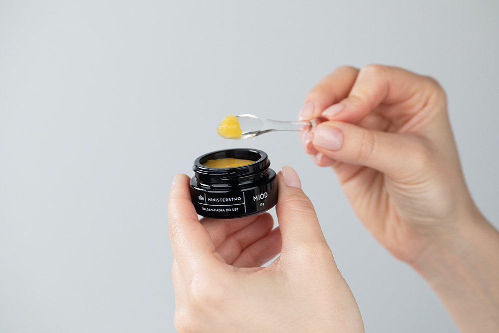 Ministerstwo Dobrego Mydła Miód + Śliwka + Algi+ Pantenol ZESTAW Balsam do ust 13 g + Peeling cukrowy 300 g + Balsam do ciała 250 ml