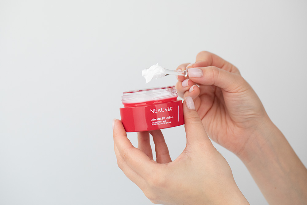 Neauvia Ujędrnienie i Odbudowa ZESTAW Rozświetlające i antyoksydacyjne serum z witaminą C 30 ml + Zaawansowany krem do twarzy 50 ml