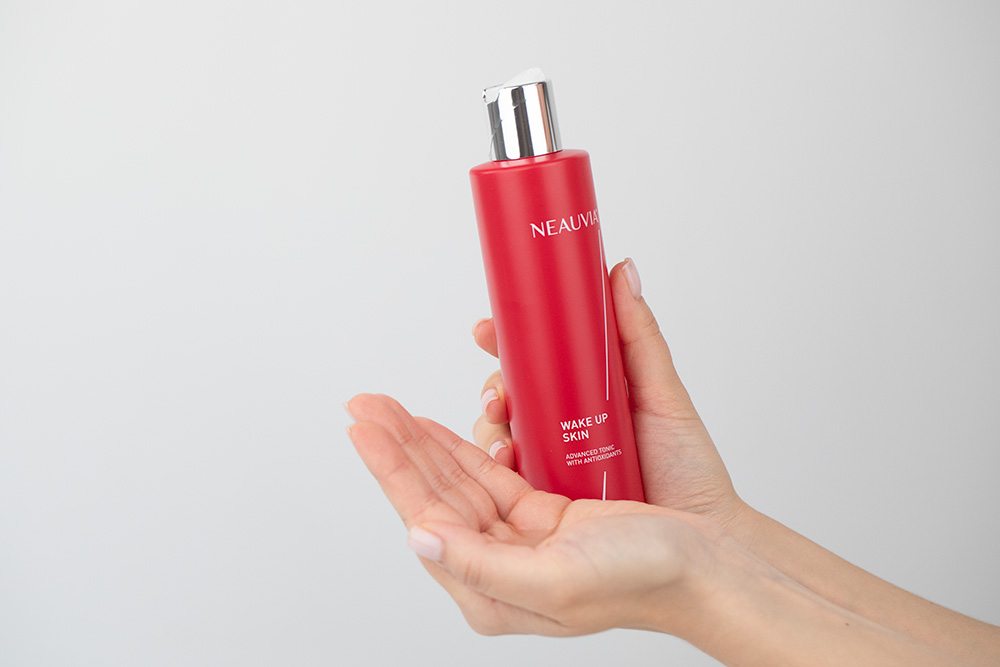 Neauvia Contour Eye Serum Man + Wake Up Skin + Rebalancing Cream Man ZESTAW Serum pod oczy 15 ml + Tonik energetyzujący 250 ml + Krem dla mężczyzn 15 ml + Kosmetyczka