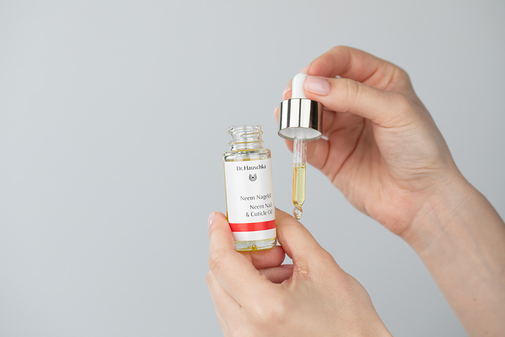 Dr Hauschka Body Set ZESTAW Jedwabny puder do ciała 50 g + Olejek do paznokci z neem 18 ml + Balsam do ust 4,5 ml