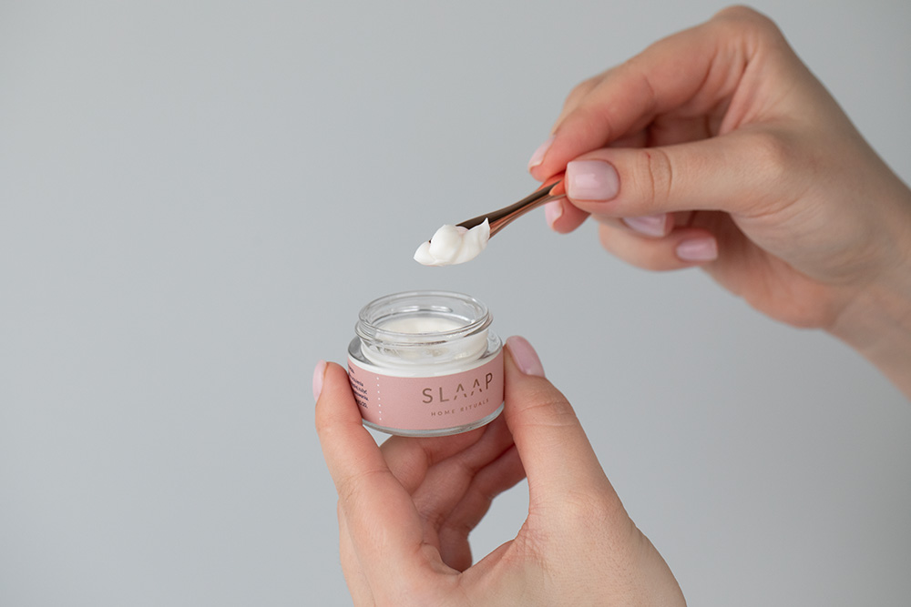 Slaap Slaap Silk Mask Rose New + Night Cloud + Moon Drops ZESTAW Jedwabna opaska na oczy do spania (różowa) 1 szt. + Krem do pielęgnacji okolic oczu 15 ml + Wielozadaniowe serum olejowe na noc 30 ml