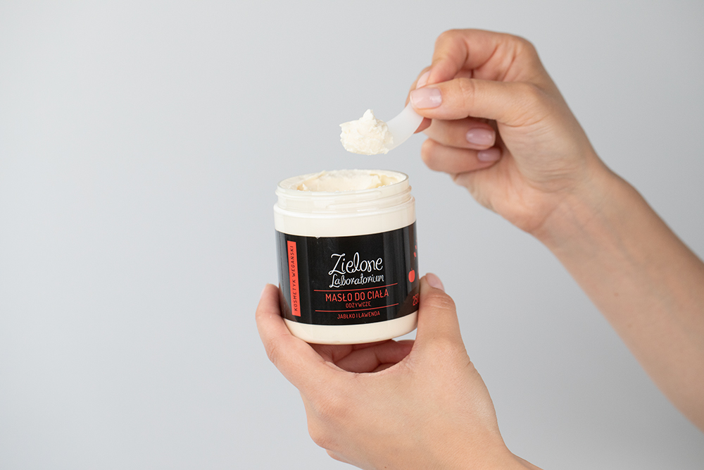 Zielone Laboratorium Peeling + Masło Do Ciała ZESTAW Peeling marchewka i płatki owsiane 350 g + Masło jabłko i lawenda 250 ml