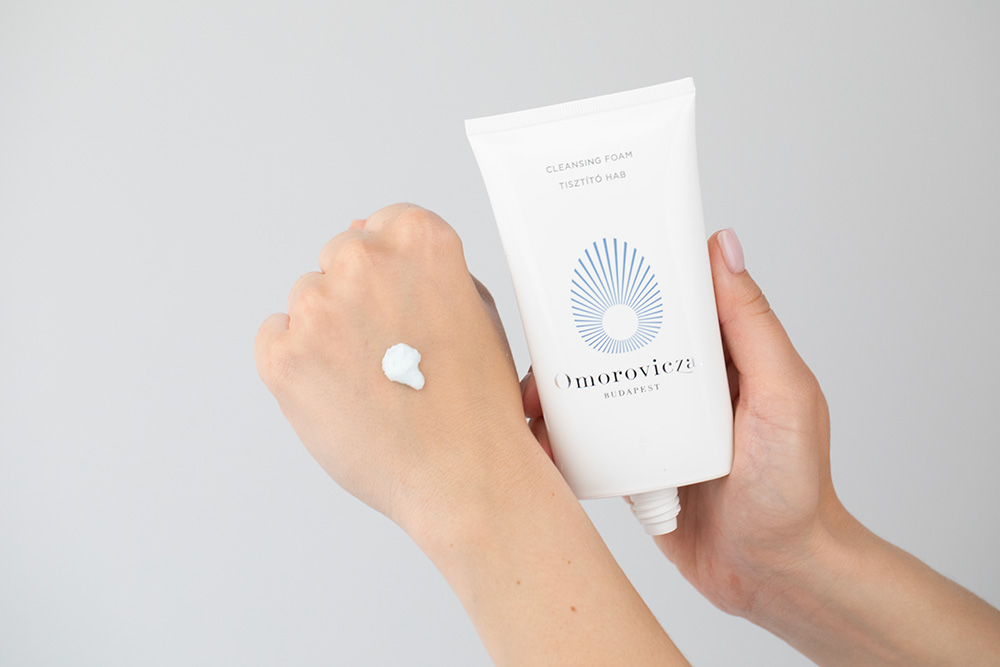 Omorovicza Cleansing Kit ZESTAW Rękawiczka do demakijażu (kolor biały) 1 szt + Oczyszczająca pianka do mycia twarzy 150 ml