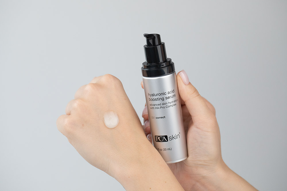 PCA Skin Hyaluronic Set ZESTAW Odmładzająca i nawilżająca maska do stosowania na noc 48 g + Balsam do intensywnej pielęgnacji ust 6 g + Serum 28g + Opaska 1 szt