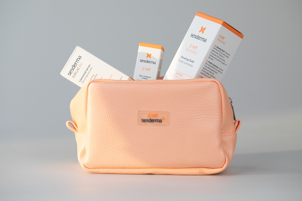 Sesderma Pielęgnacja Depigmentująca ZESTAW Serum liposomowe 30 ml + Krem rozświetlający 50 ml + Krem pod oczy 15 ml + Kosmetyczka 1 szt