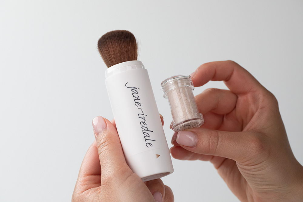 Jane Iredale HydroPure Tinted Serum + Powder-Me SPF 30 Dry Sunscreen + Gua Sha Topestetic ZESTAW Minerały w płynie (kolor Light to Medium 3) 30 ml + Puder z pędzlem (kolor Translucent) 2 x 2,5 g + Gua sha kwarc różowy 1 szt