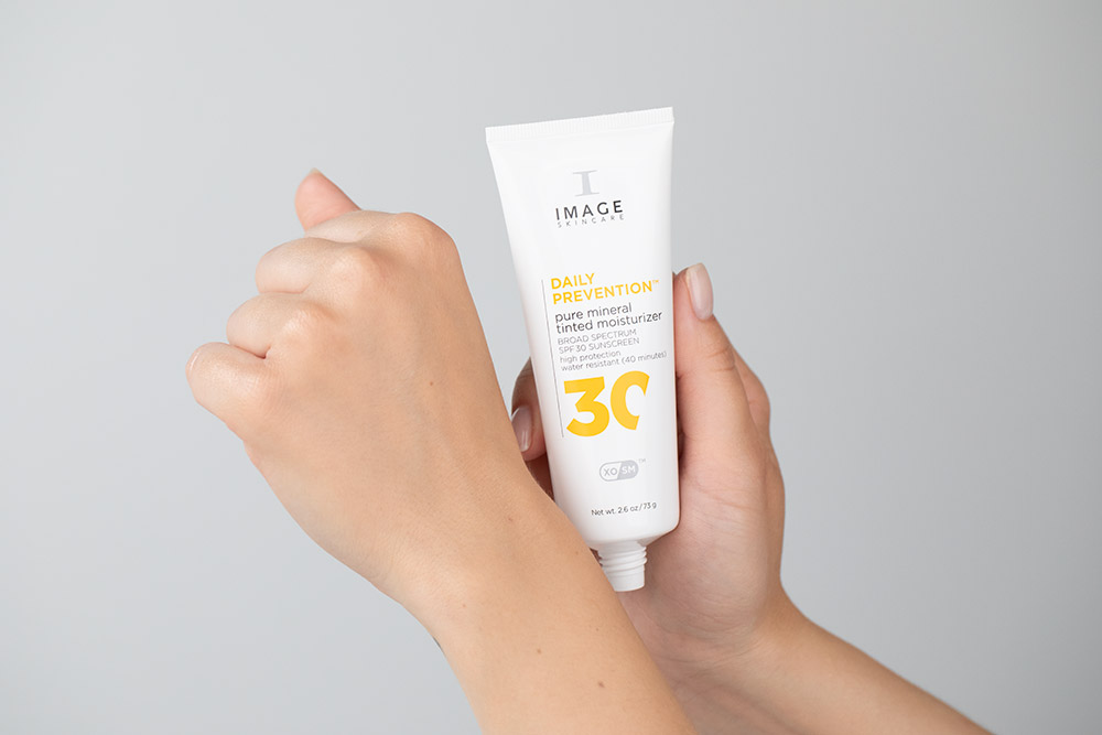 Image Skincare Pure Mineral Tinted Moisturizer SPF 30 Podkład z mineralną ochroną i pielęgnacją 3 w 1 (odcień uniwersalny) 73 g