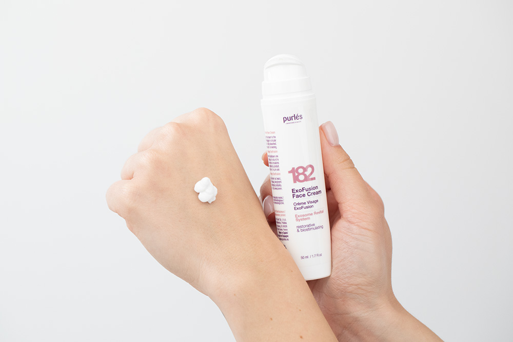 Purles X-Mas Set (180 + 182) ZESTAW Krem pod oczy z egzosomami 15 ml + Krem rewitalizujący o bogatej konsystencji 50 ml + Kosmetyczka różowa 1 szt