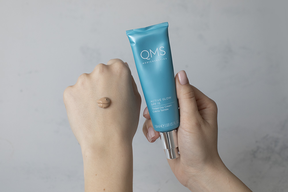 QMS Active Glow Tinted Day Cream SPF 15 Proteinowy krem koloryzujący z filtrem 50 ml