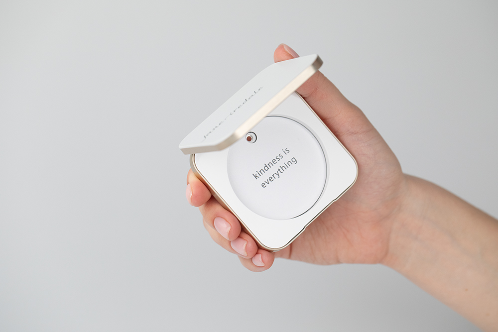 Jane Iredale Forever You Kit (Golden Glow) ZESTAW Puder prasowany Golden Glow wkład 9,9 g + Puderniczka 1 szt + Pomadka Forever You 3 g + Mini baza rozświetlająca 7 ml + Kosmetyczka